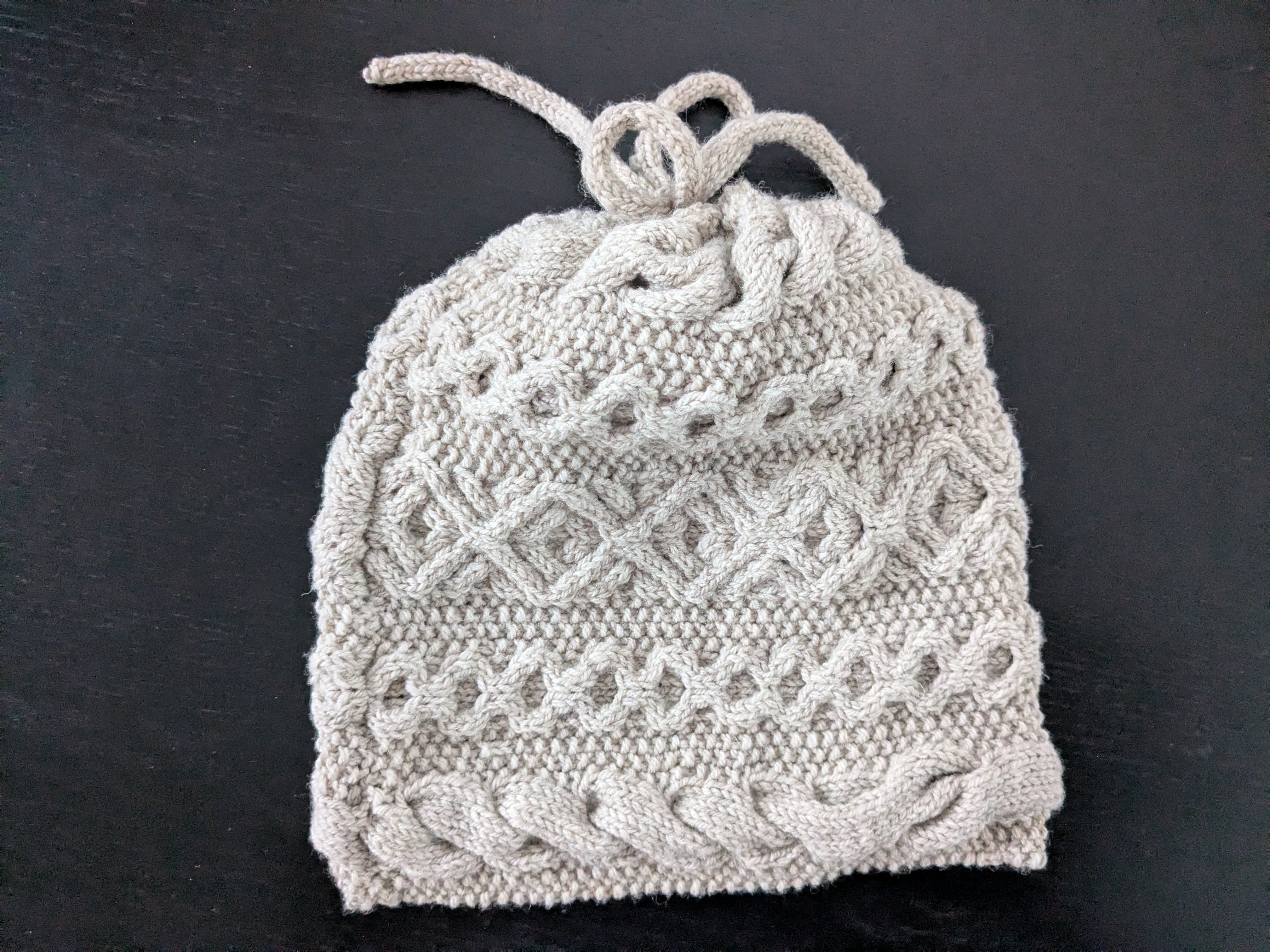 Knitted cap in grey yarn